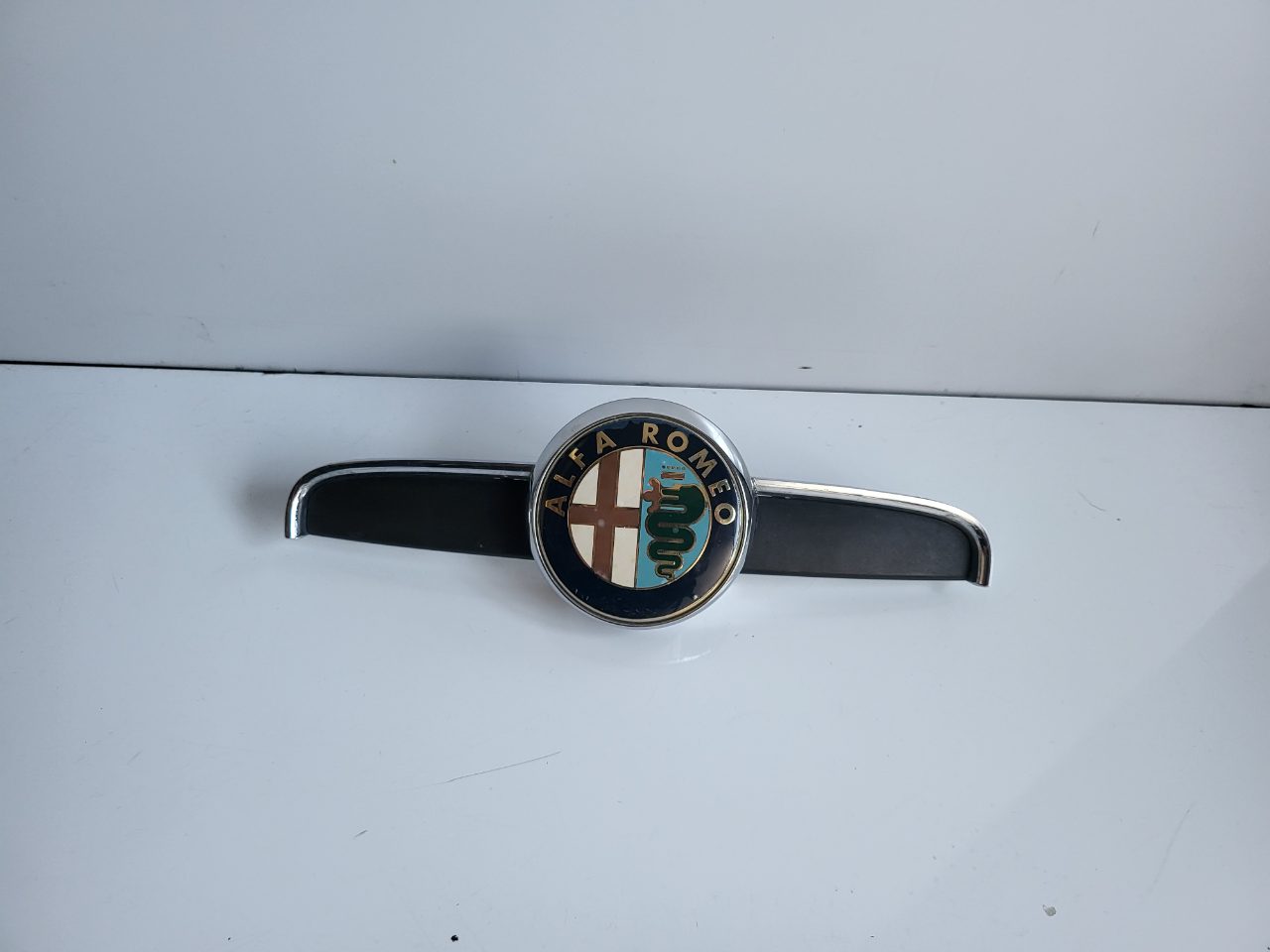 Genuine Grill badge With Chrome "Wings" Alfa Romeo Brera / Spider