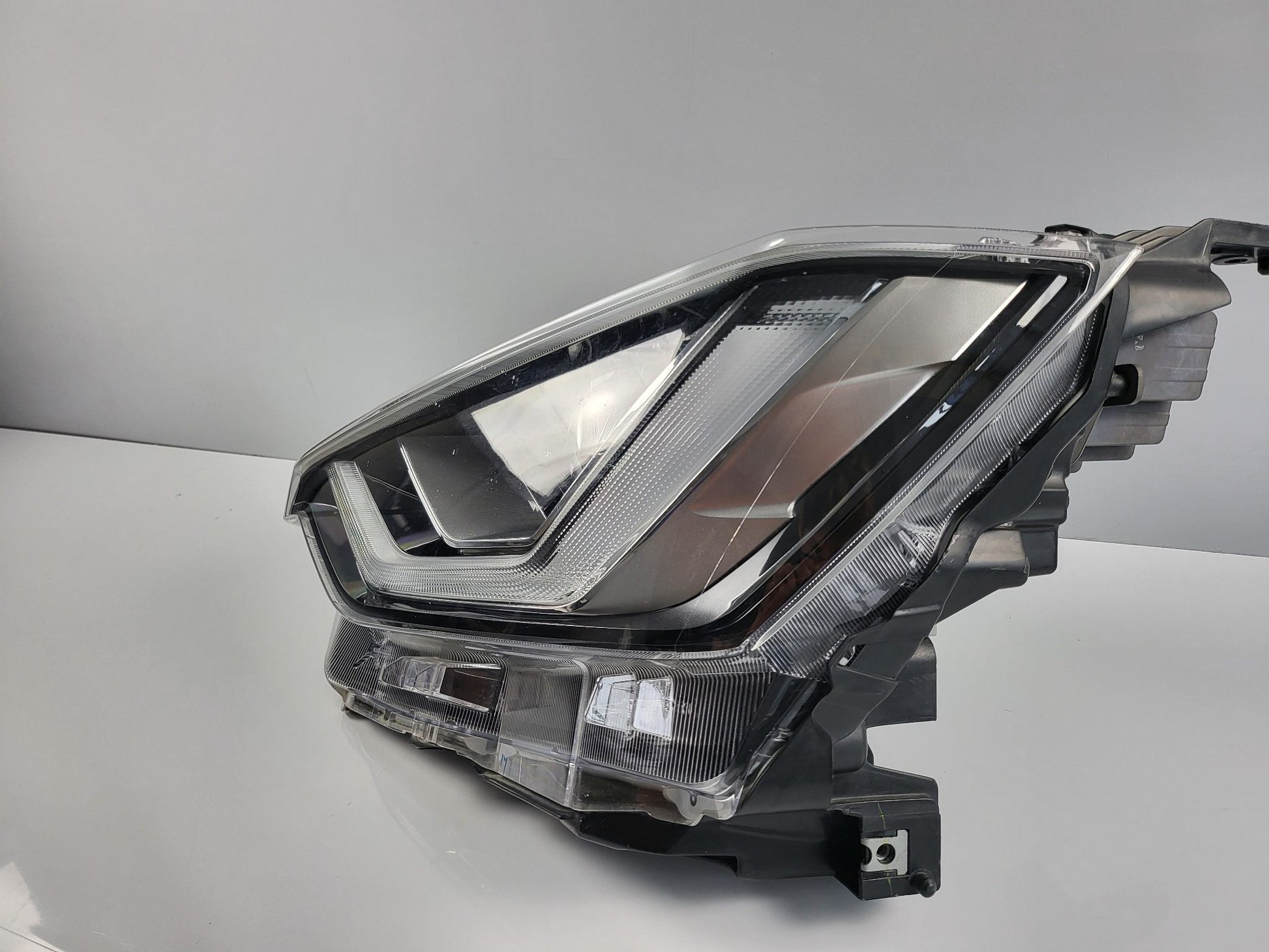 Genuine LH Headlight Isuzu D-Max RG 2020 - 2023 Used