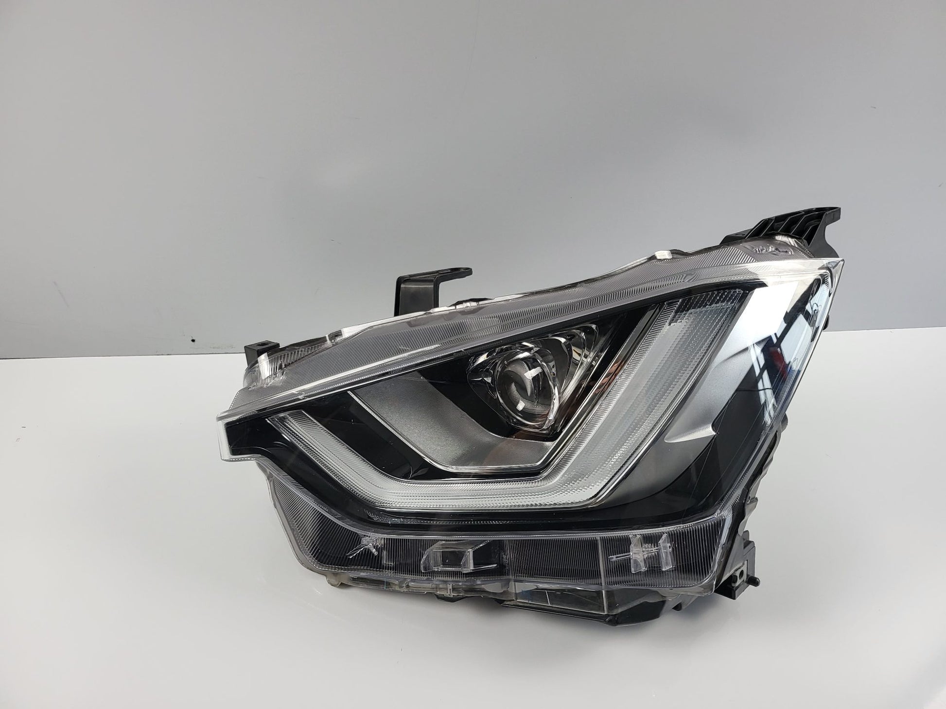 Genuine LH Headlight Isuzu D-Max RG 2020 - 2023 Used