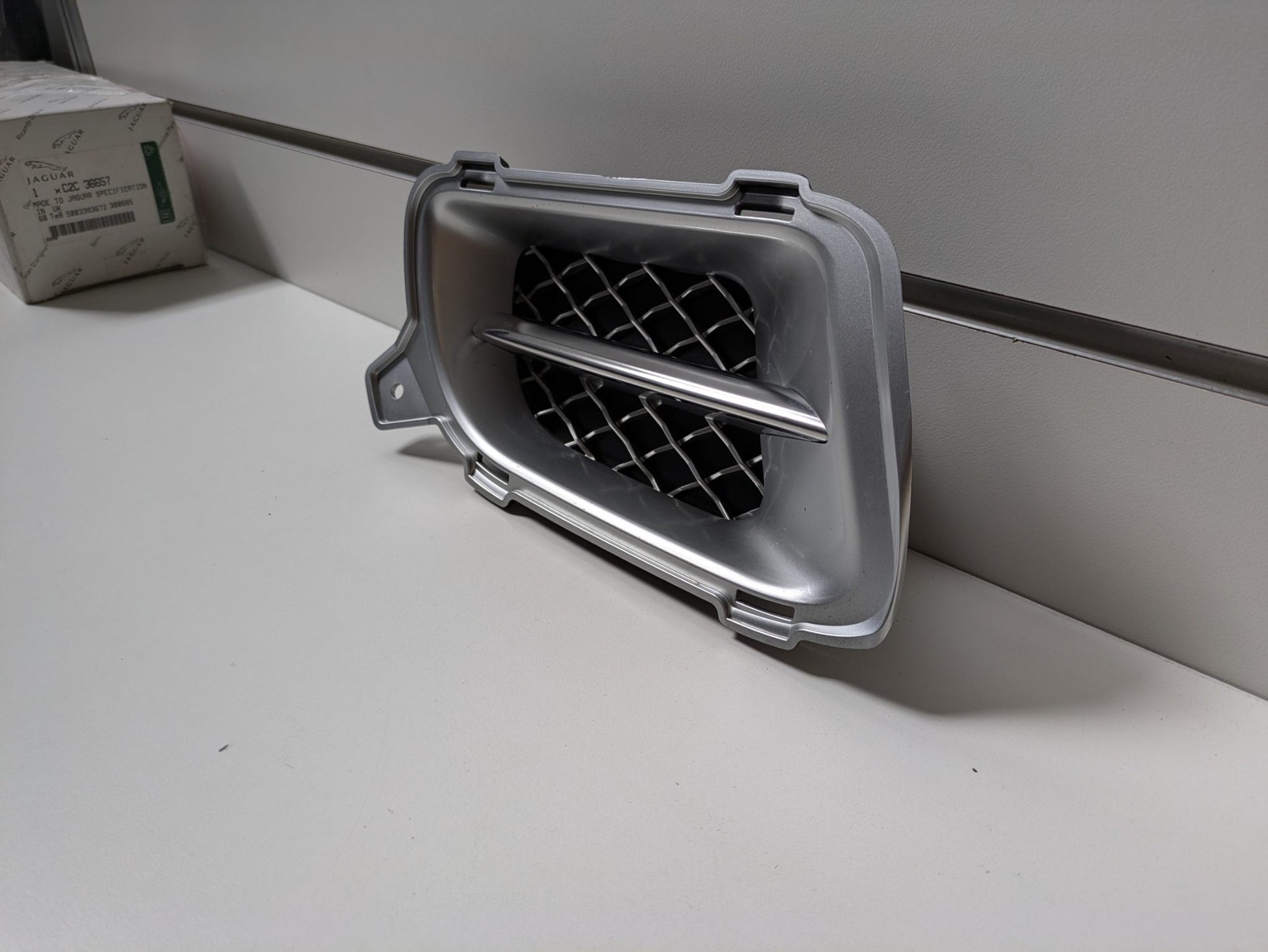 Genuine RH Fog Light Cover Grill Jaguar XJR X358 2007 – 2009 Used