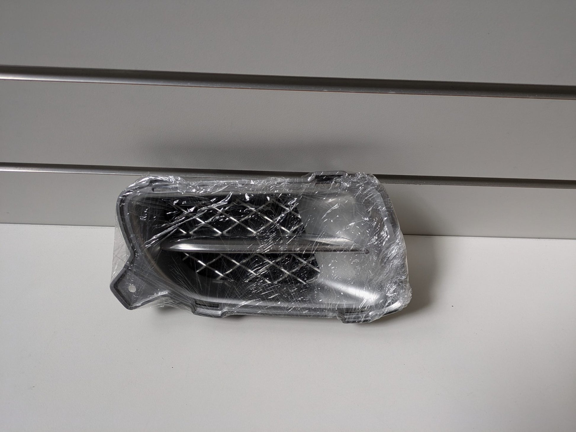 Genuine RH Fog Light Cover Grill Jaguar XJR X358 2007 – 2009 Used