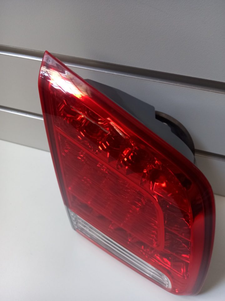 Genuine LH Inner Bootlid Light LED Kia Sorento XM 2009 - 2012 Pre Facelift Used