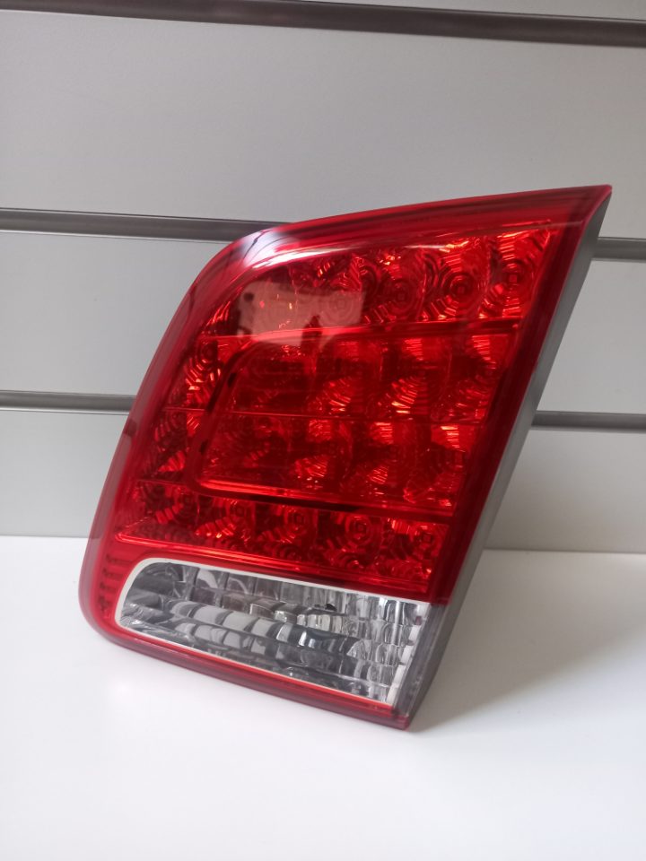 Genuine RH Inner Bootlid Light LED Kia Sorento XM 2009 - 2012 Pre Facelift Used