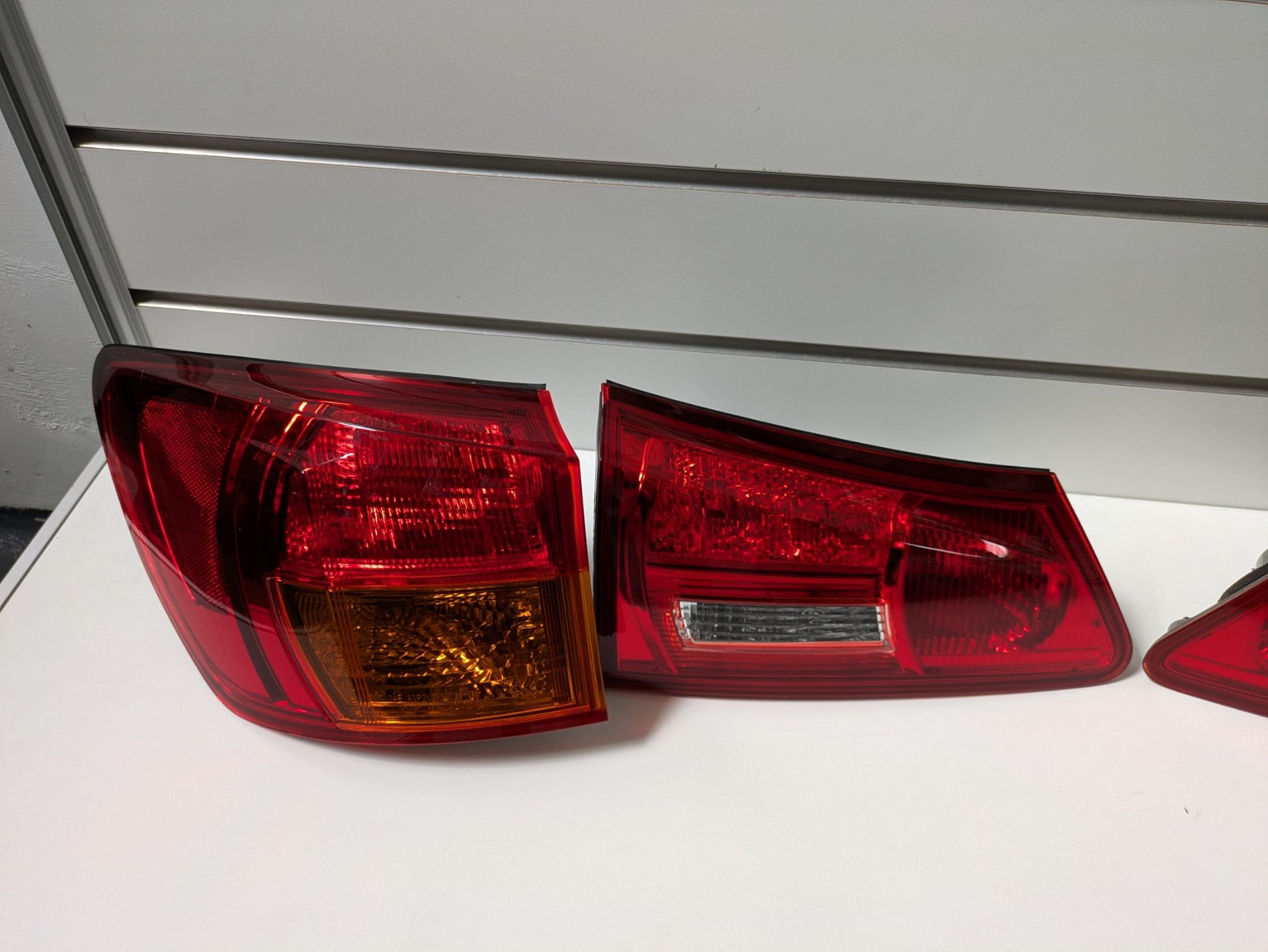 Genuine Taillight Set Lexus IS Pre-Facelift XE20 2005-2008 Used