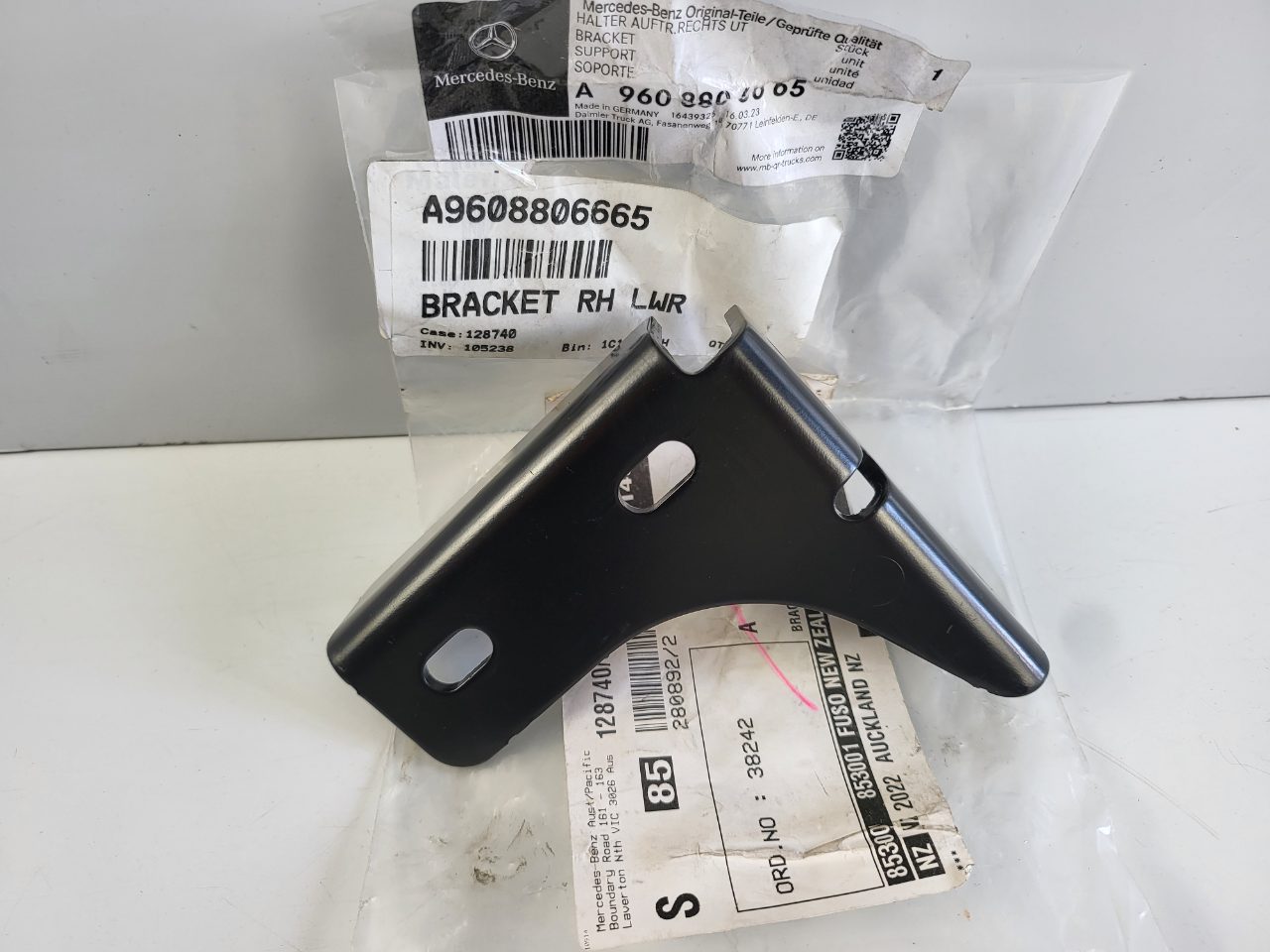 Genuine Lower Right Support Bumper Bracket Mercedes Actros MP5 2546 2651 New