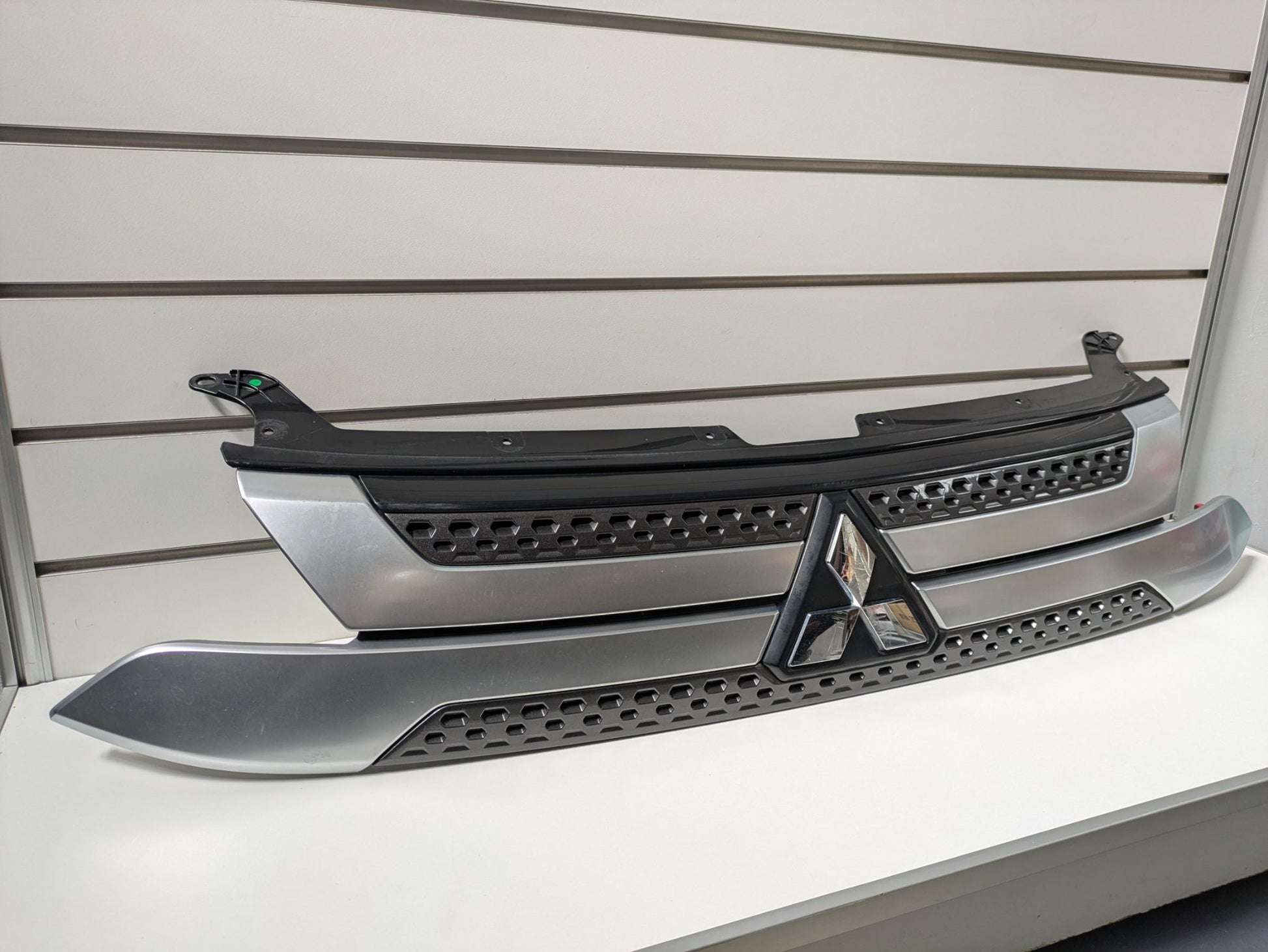 Genuine Front Bumper Grill Mitsubishi Outlander ZK ZL 2018 - 2021