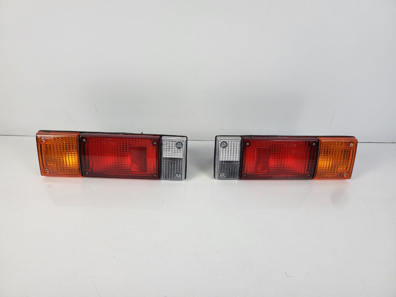 Aftermarket LH & RH Taillight Nissan Navara Ute Tray Back D21 D22 D23 D40 New