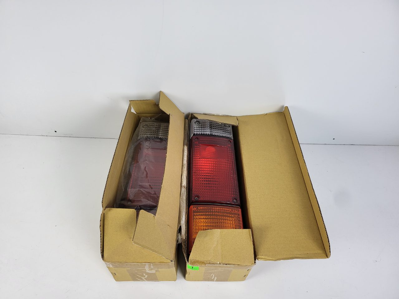 Aftermarket LH & RH Taillight Nissan Navara Ute Tray Back D21 D22 D23 D40 New