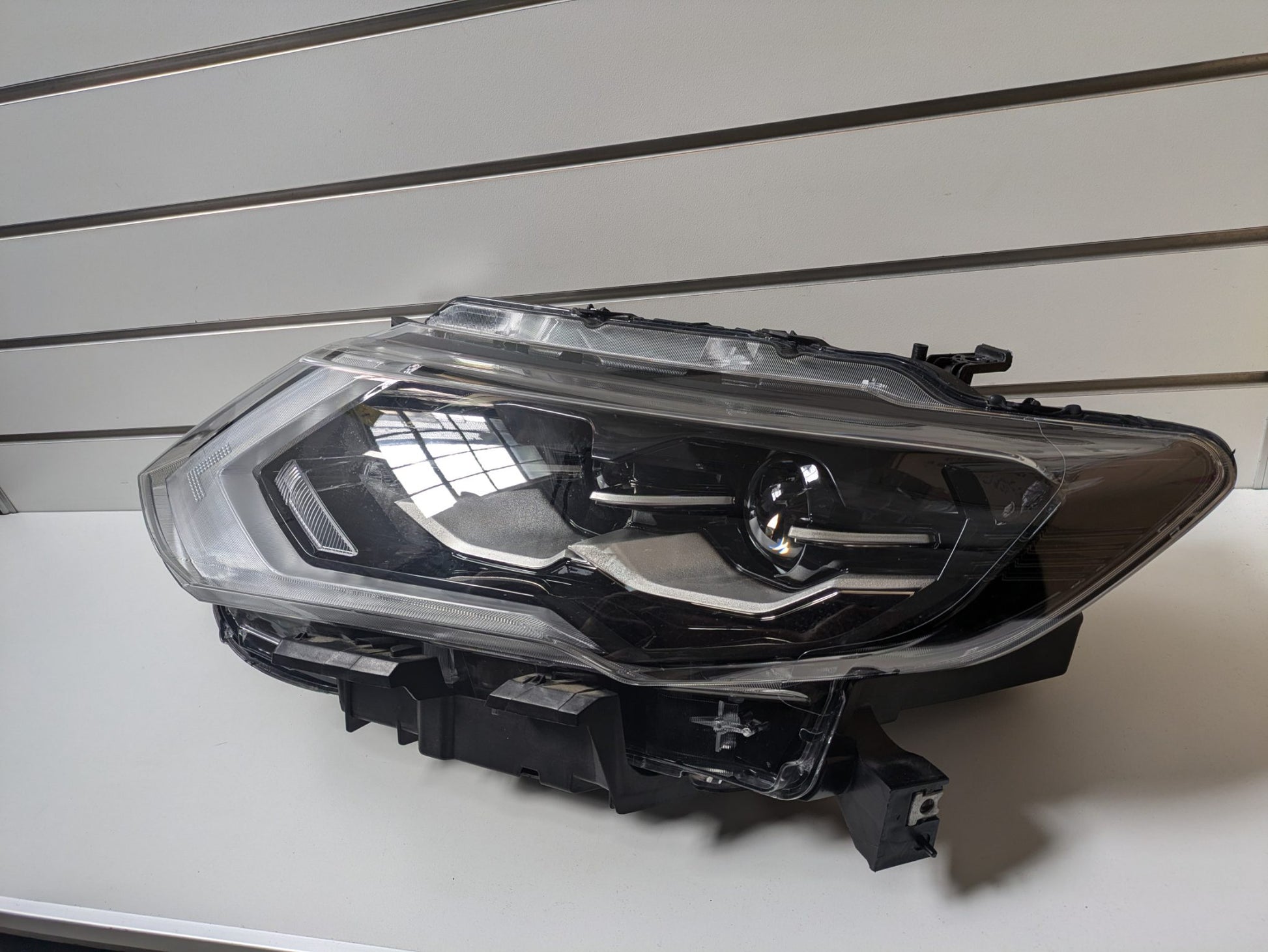 Aftermarket LH HID Headlight Nissan X-Trail (LHD) T32 2017 - 2023 Used