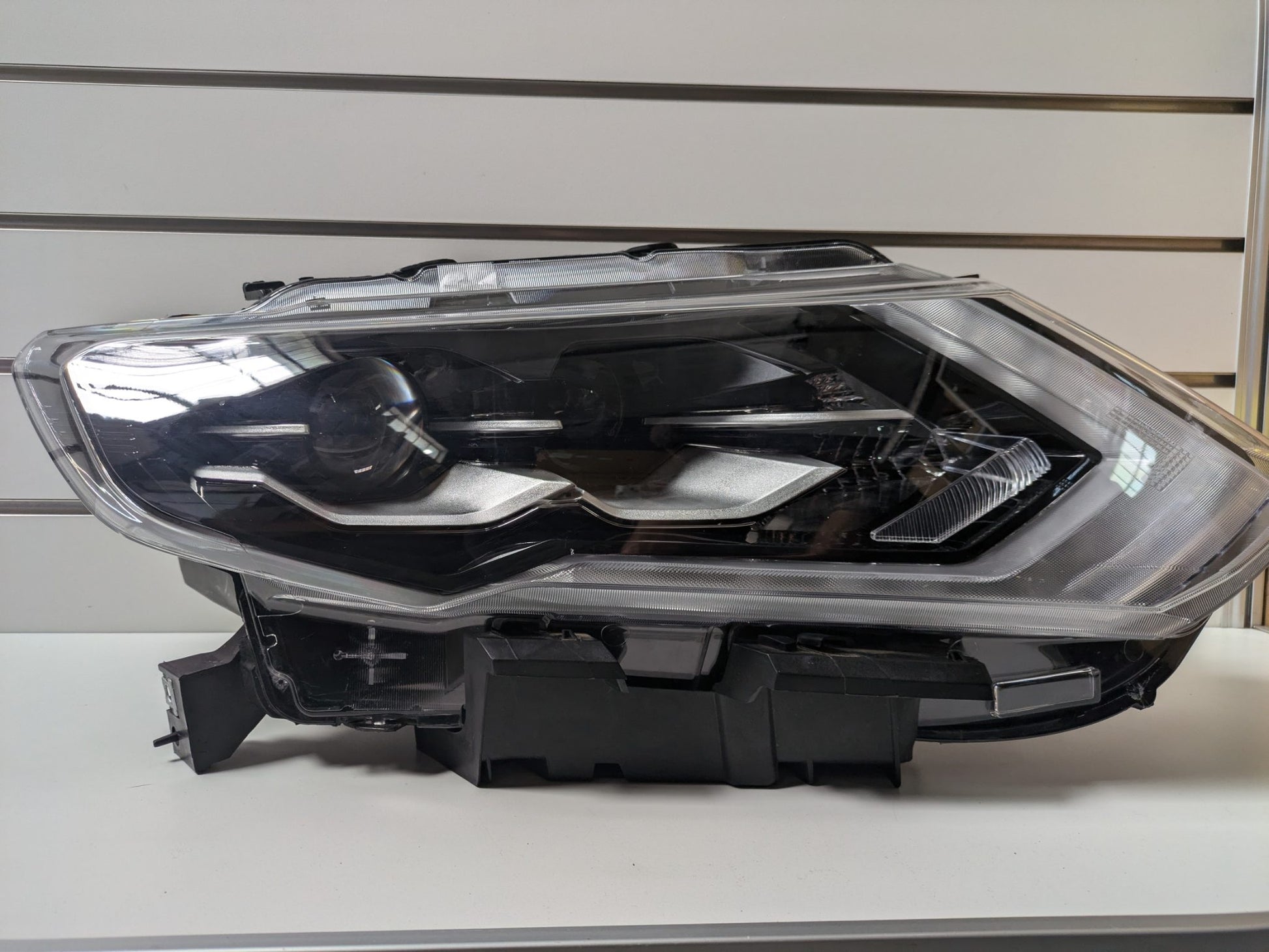 Aftermarket RH HID Headlight Nissan X-Trail (LHD) T32 2017 - 2023 Used