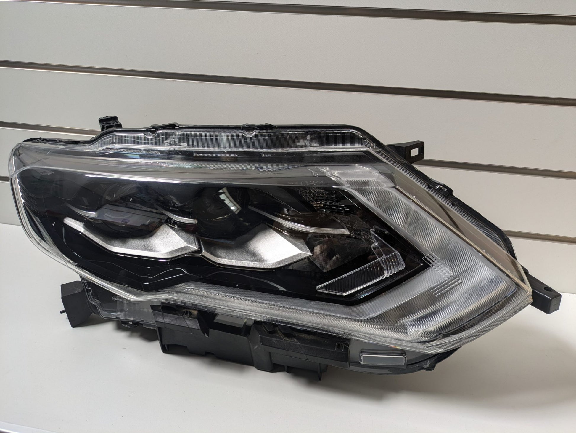 Aftermarket RH HID Headlight Nissan X-Trail (LHD) T32 2017 - 2023 Used