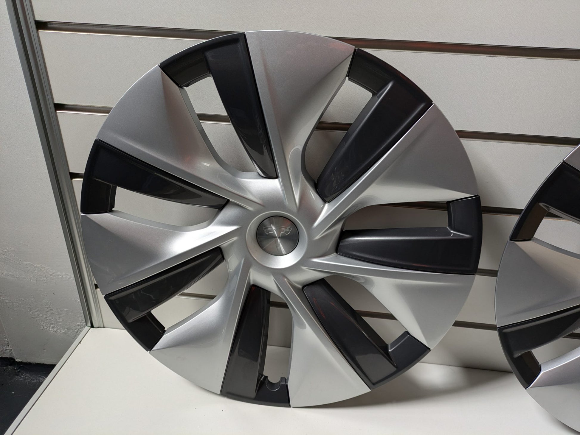Genuine Wheel cover Tesla Model Y - 19 inch Gemini MOLD 2020- 2024 Used