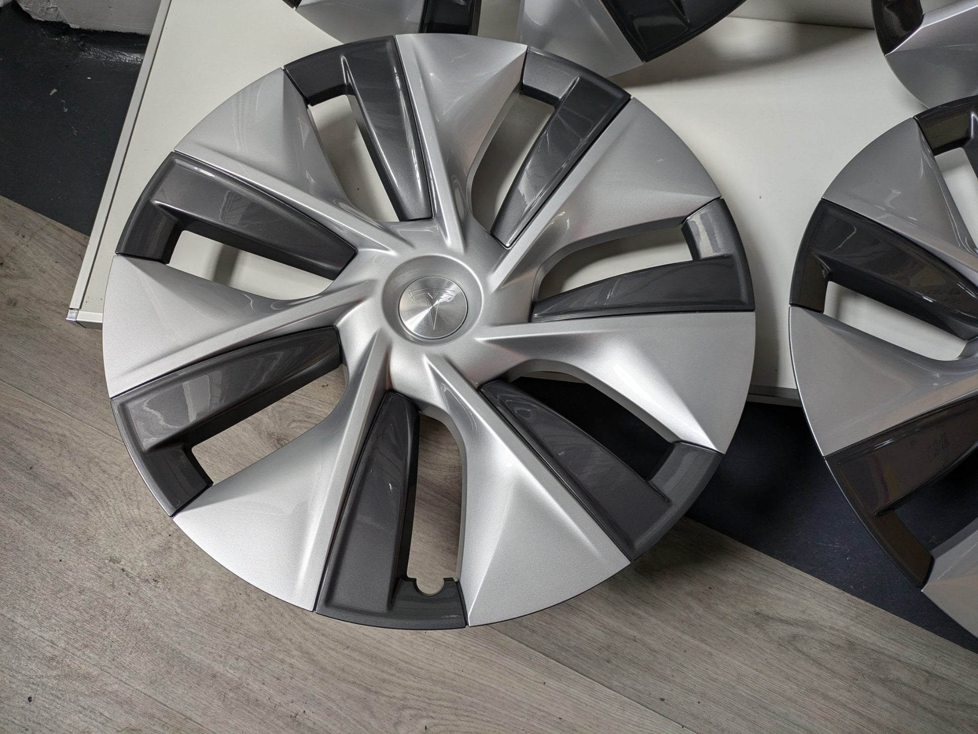 Genuine Wheel cover Tesla Model Y - 19 inch Gemini MOLD 2020- 2024 Used