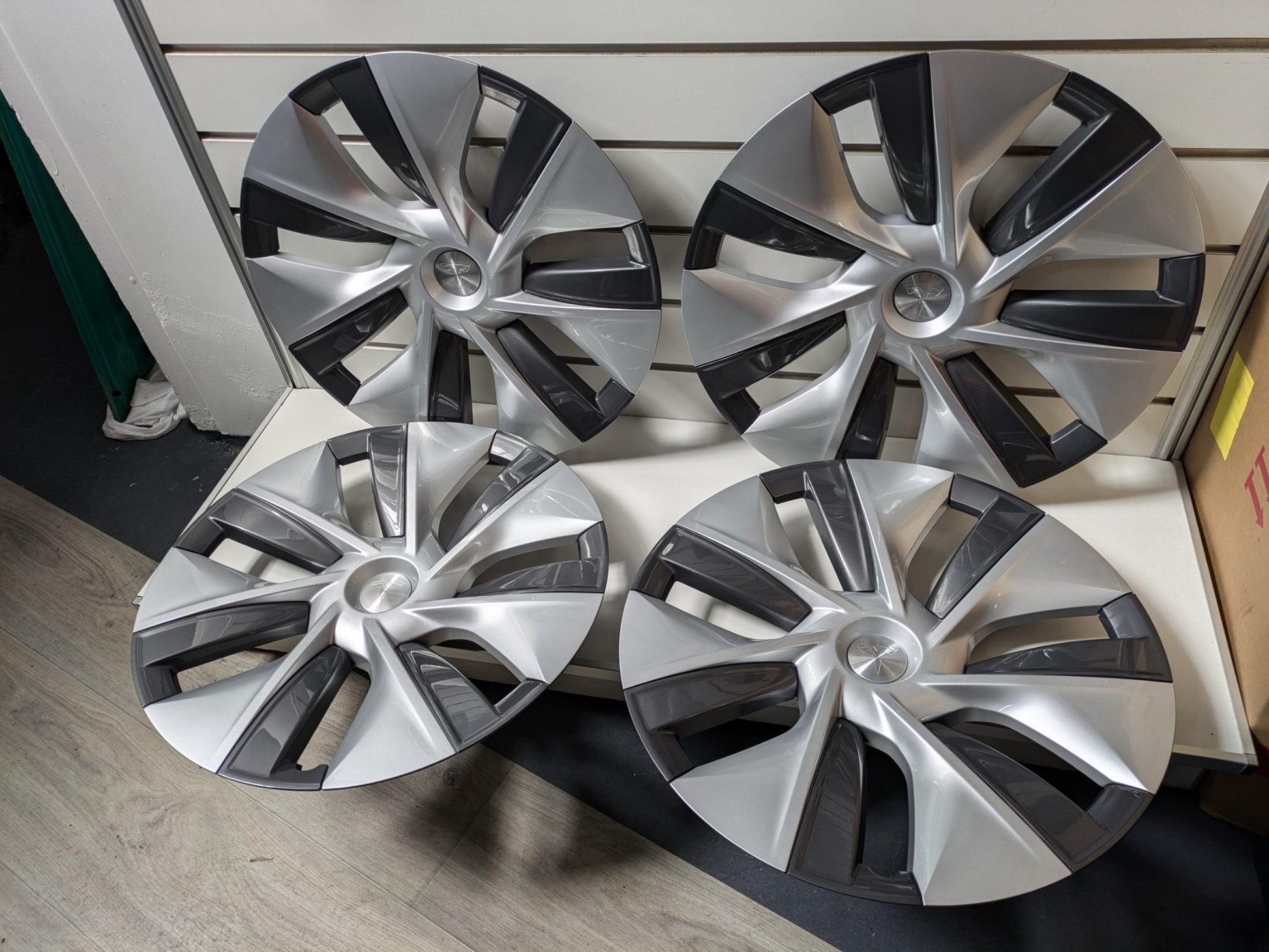 Genuine Wheel cover Tesla Model Y - 19 inch Gemini MOLD 2020- 2024 Used