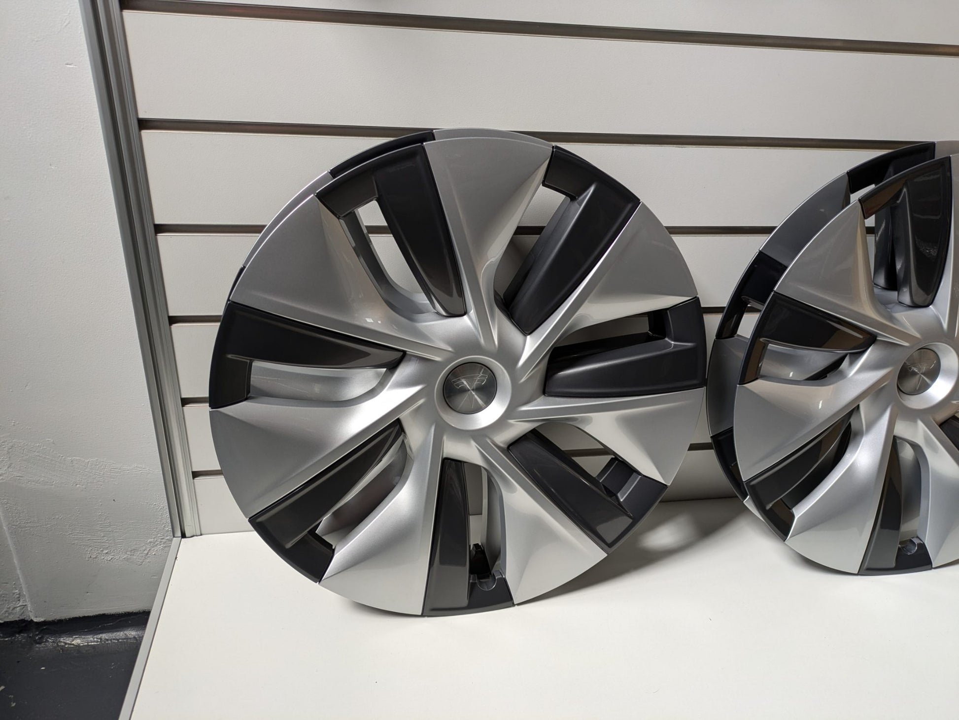 Genuine Wheel cover Tesla Model Y - 19 inch Gemini MOLD 2020- 2024 Used