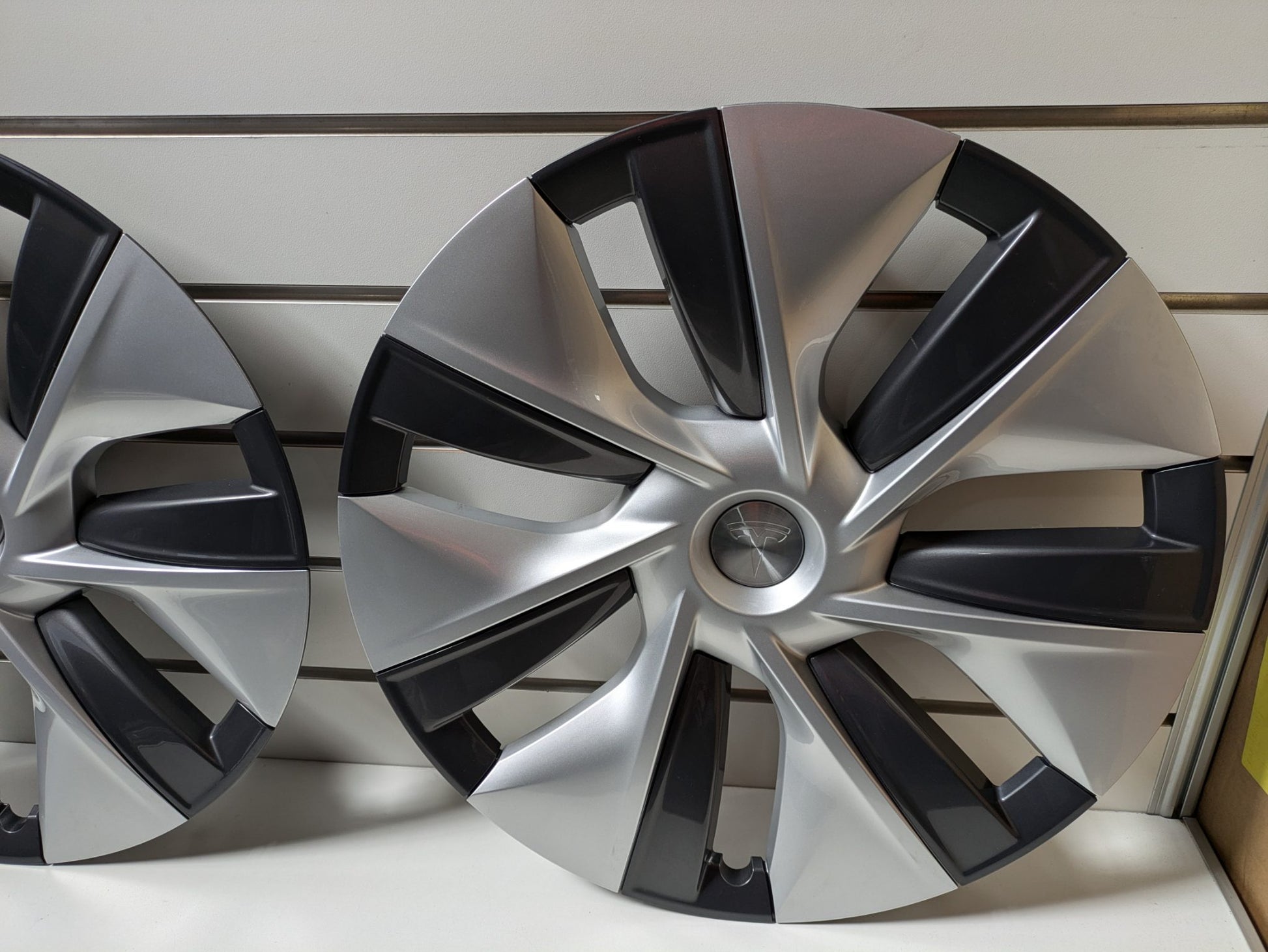 Genuine Wheel cover Tesla Model Y - 19 inch Gemini MOLD 2020- 2024 Used