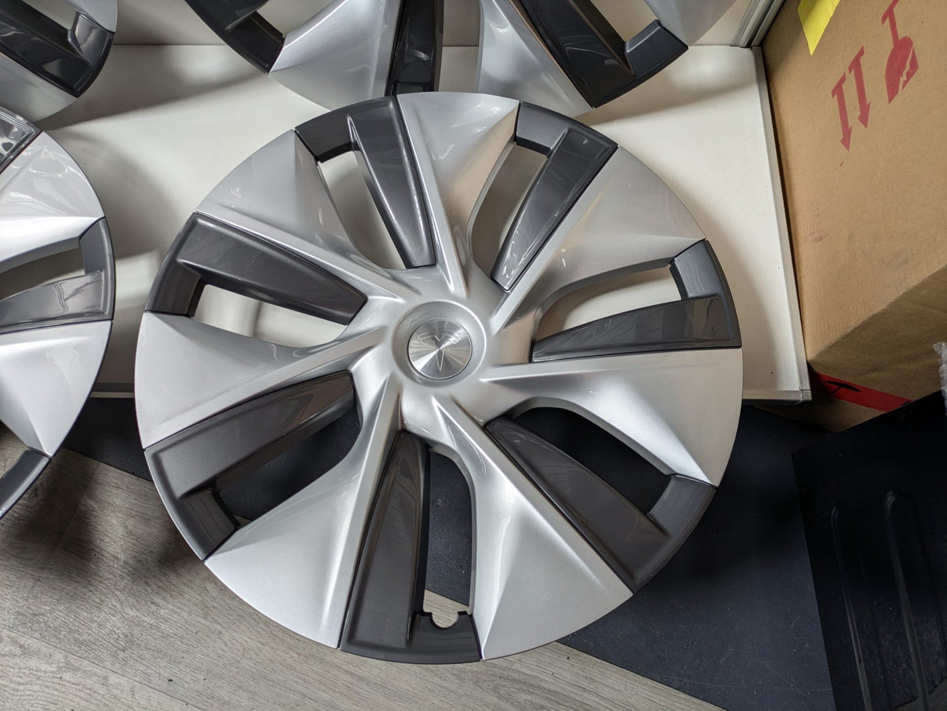 Genuine Wheel cover Tesla Model Y - 19 inch Gemini MOLD 2020- 2024 Used