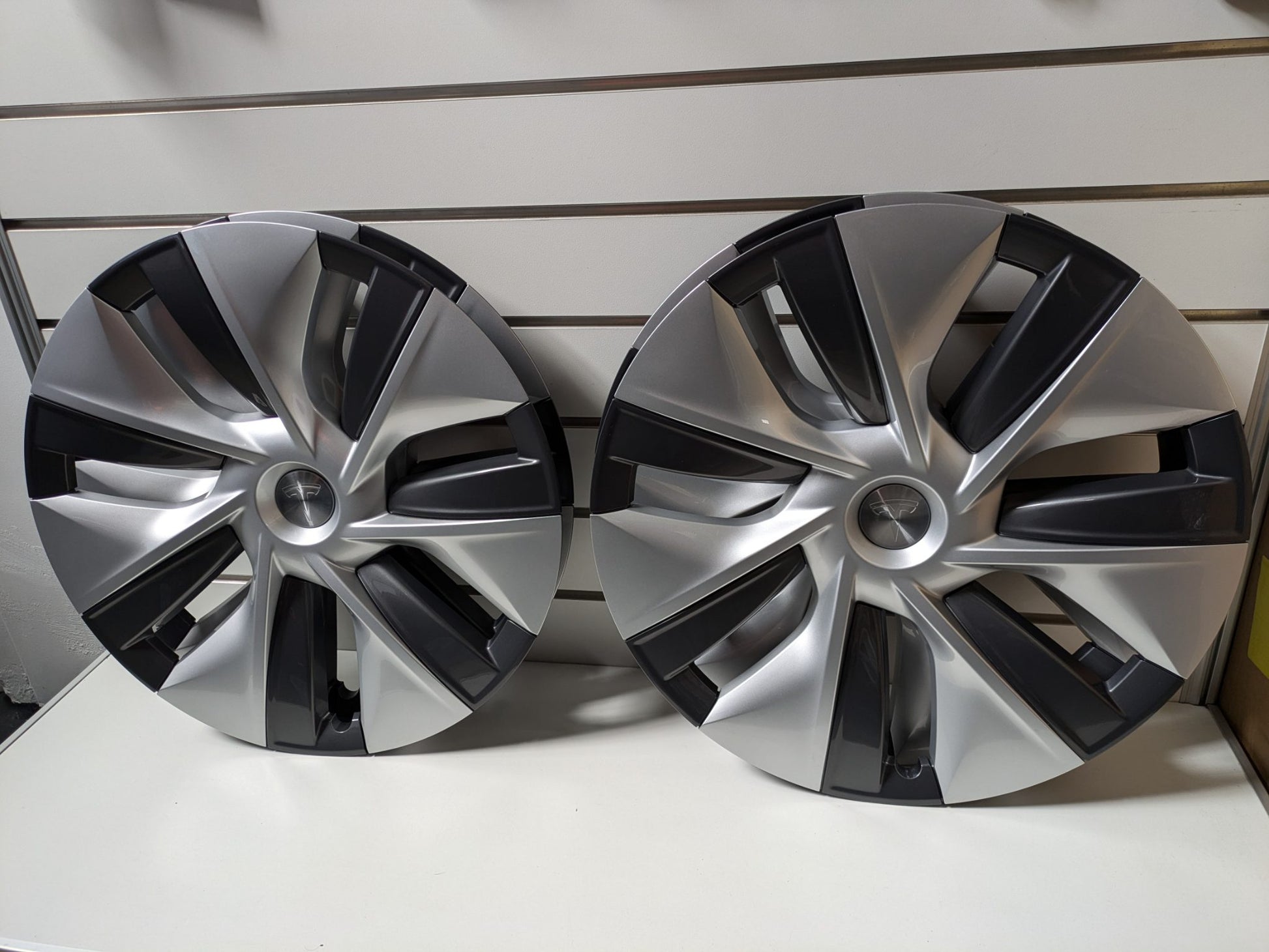 Genuine Wheel cover Tesla Model Y - 19 inch Gemini MOLD 2020- 2024 Used