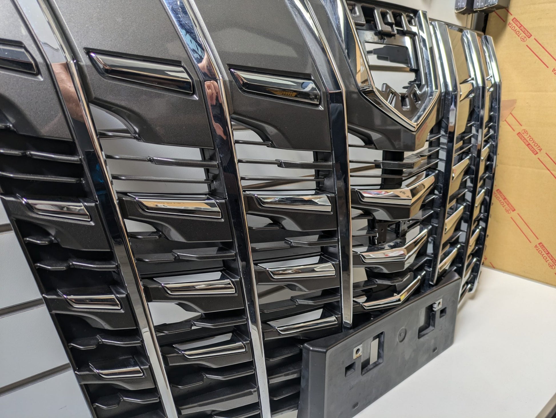 Genuine Front Bumper Grill Toyota Alphard AH30 H30W FL 2018 - 2023 Used