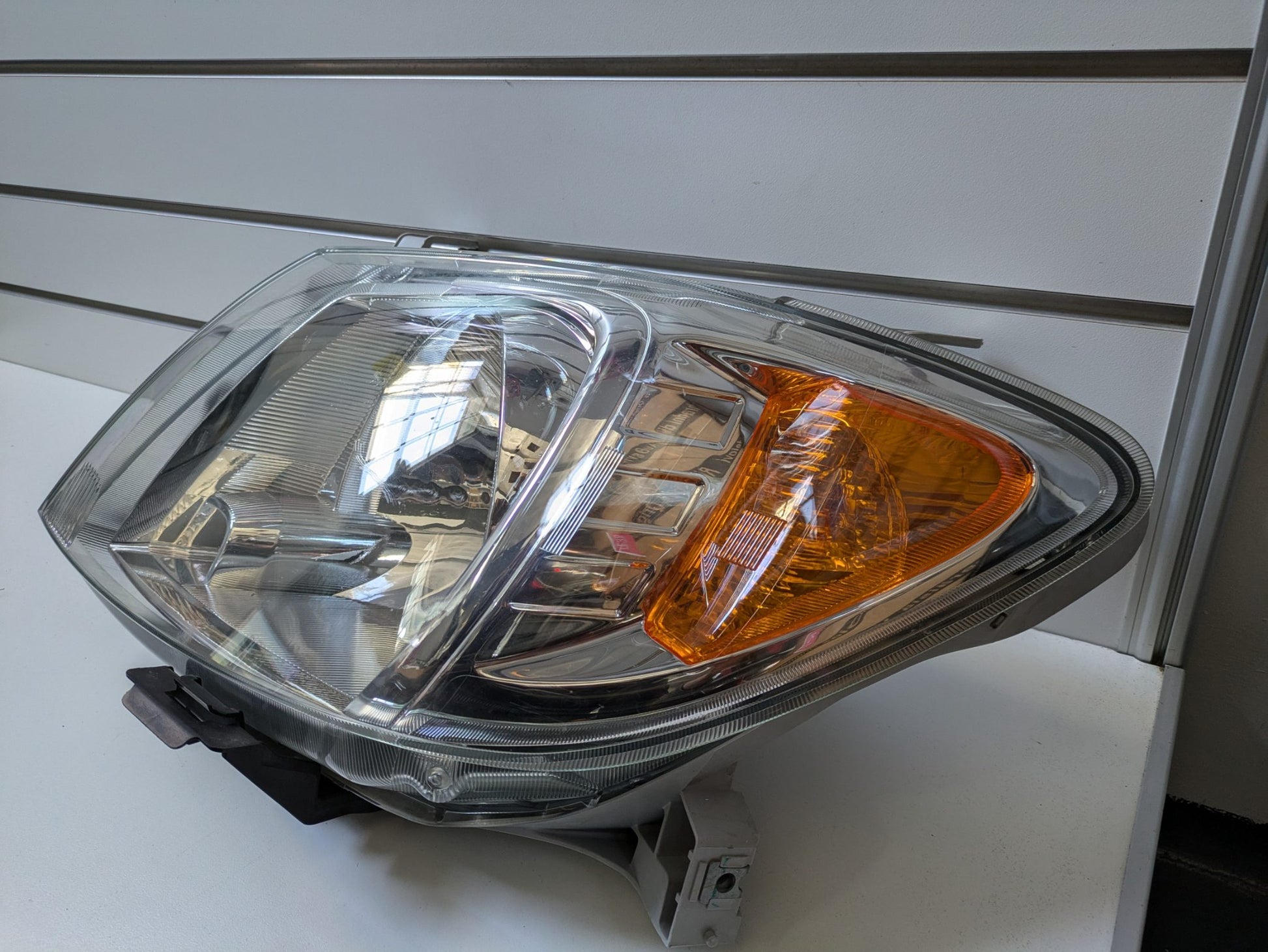 Genuine LH Headlight Toyota Hilux AN10 2004 - 2008 Used