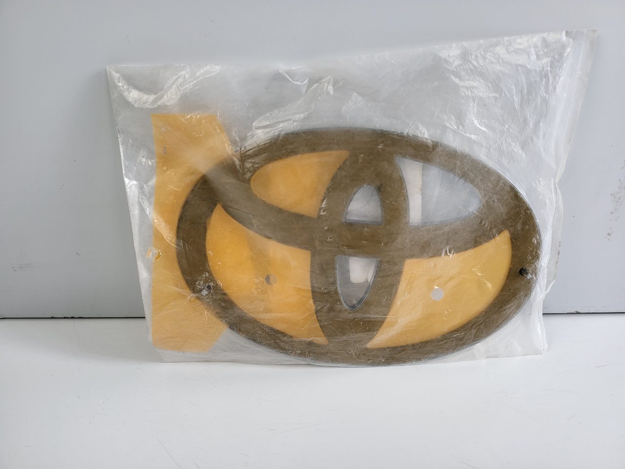 Genuine Front Grill Badge Toyota Land Cruiser J100 FL 2005 - 2007 NEW