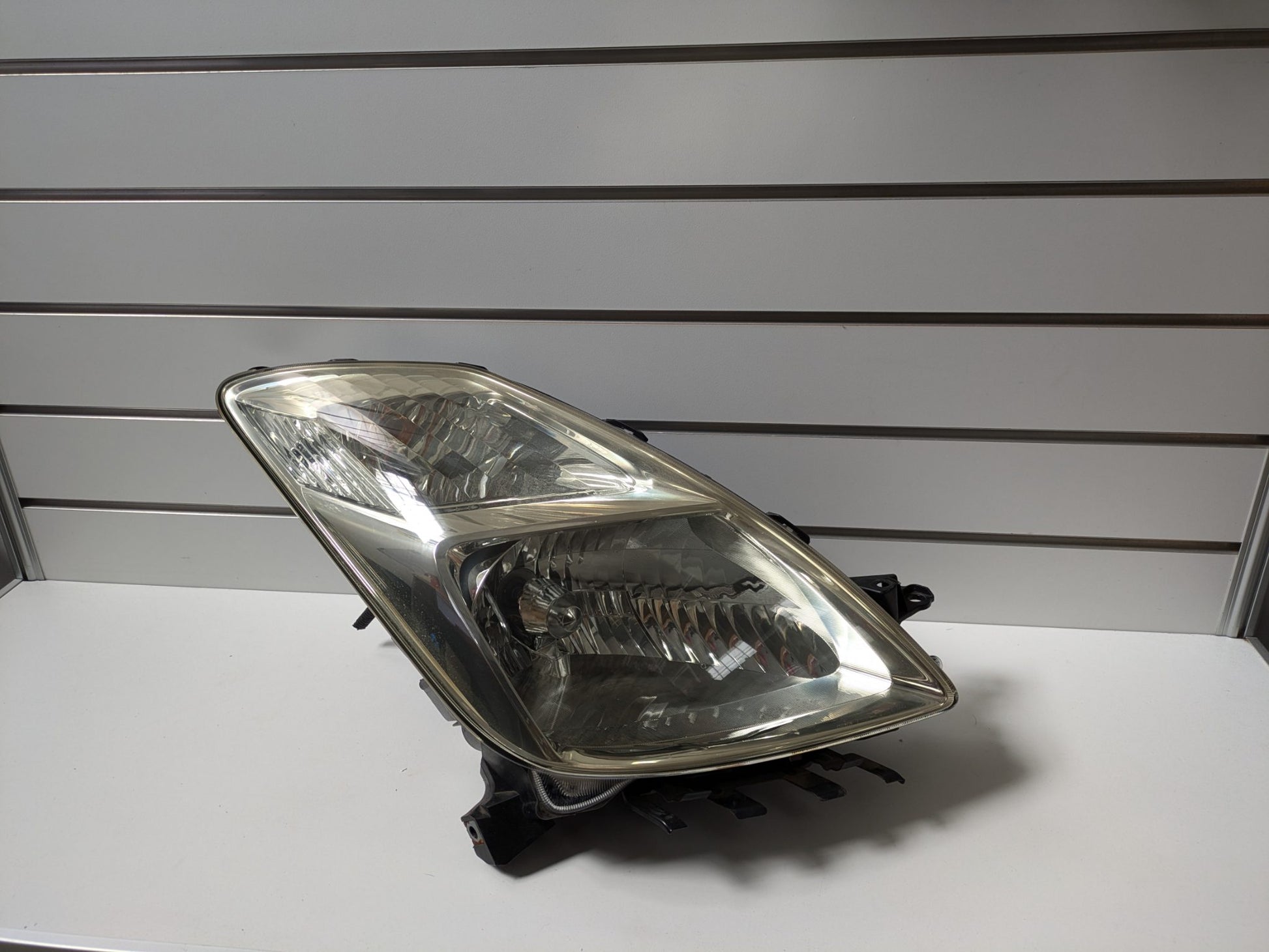 Genuine RH Right Headlight HID Toyota Prius XW20 NHW20 2005 - 2009 Used